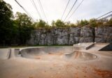 Skatepark u stóp wapiennej ściany z linami tyrolki nad dawnym kamieniołomem