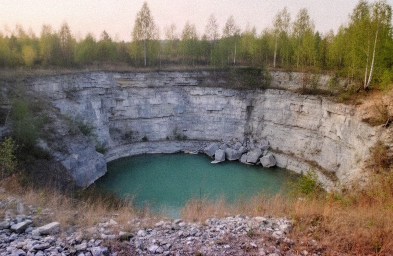 Wapienne skały dawnego kamieniołomu w rezerwacie przyrody w Kielcach