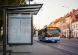 Przystanek autobusowy z nadjeżdżającym autobusem