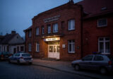 Wejście do komendy policji o zmierzchu